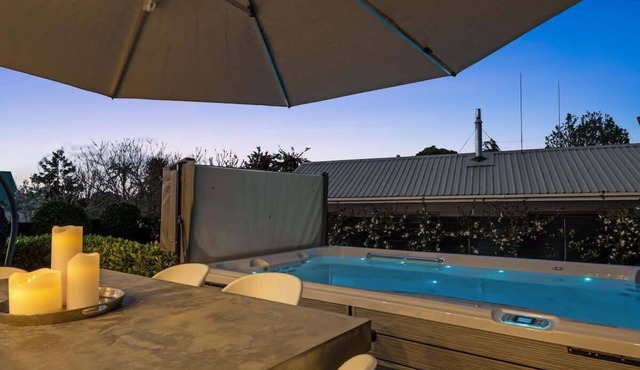 Epic Escape - Swim Spa, Redwoods, Sleeps 8