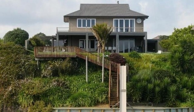 Estuary Estate - Raglan in Raglan