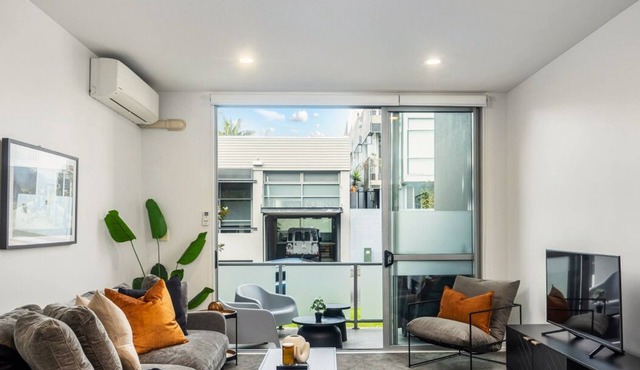 Executive Townhouse, FREE PARKING, Aircon and Wifi