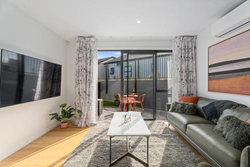 Explore Wanaka - Mountain Views, Riverside Locale Townhouse in Wanaka