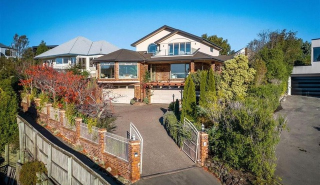 Family Friendly 4 Bedroom Home With Panoramic Views in Christchurch
