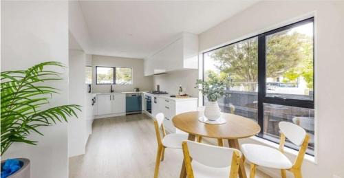 Family-Friendly 5-BR Home w Private Parking & Yard in Auckland