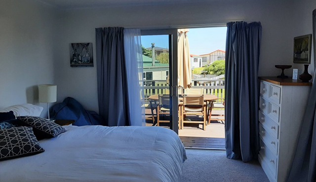 Family friendly, fully fenced bach, close to the beach, shops and playground.