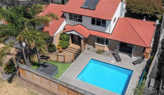 Family Friendly Retreat: Heated Pool, Spa, 5min walk to beach
