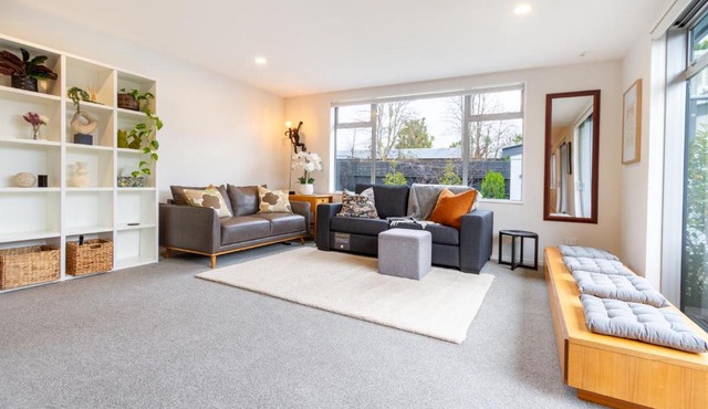 Family-Friendly - Spa, Games Room & Secure Parking in Christchurch