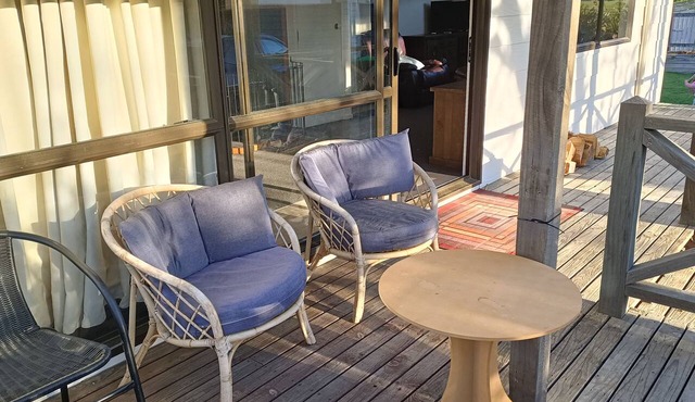 Family & pet-friendly beach bach, everything you need. 2 minutes to the beach! in Long Beach