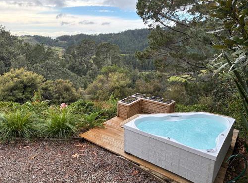Fantail Point - secluded cabin with stunning views and outdoor bath