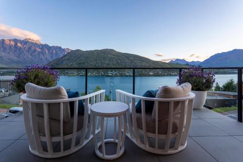 Fantastic 4BDR Home, Lake Views, AC, WiFi, Coffee Machine, Garage in Queenstown