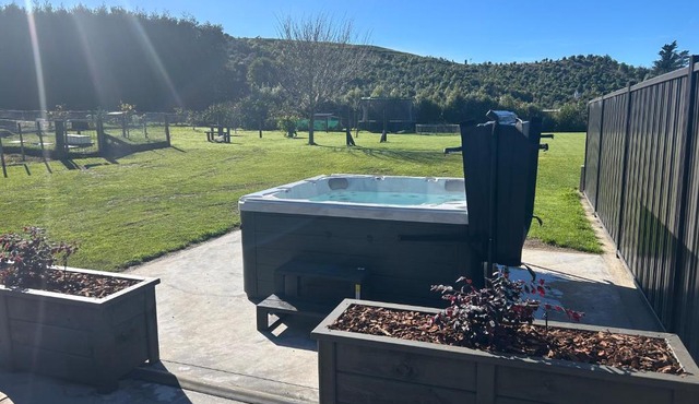 Farmstay Escape with pet farm animals and a spa in Tauranga