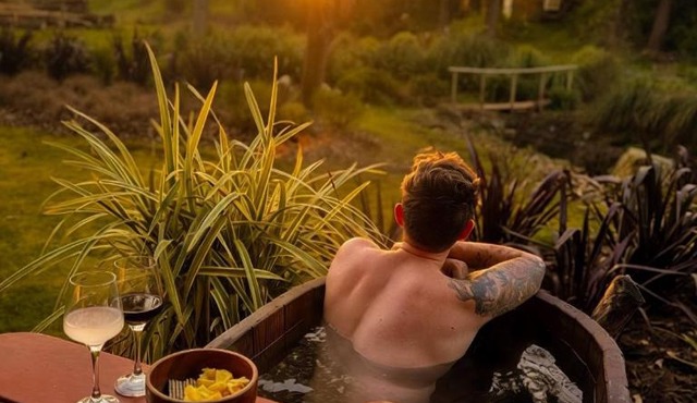 Fiery Peak Glampsite with wood-fired hot tub, stargazing, and plunge pool in Woodbury