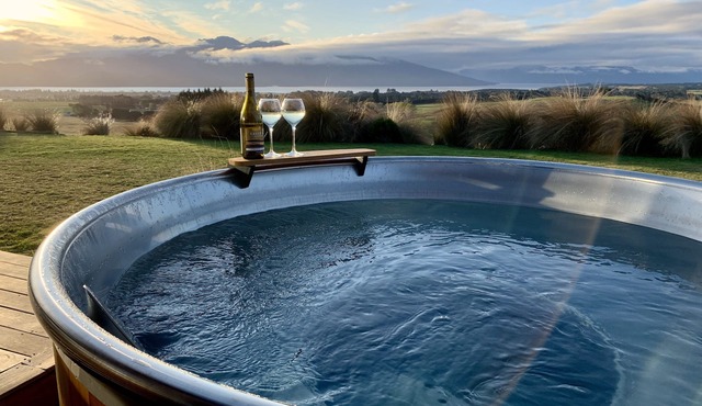 Fiordland Eco-Retreat ~ Takahē Suite ☆ 5-Star Luxury ☆ Panoramic Views ☆ Hot Tub in Te Anau