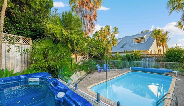 Forrest Hill Oasis with Pool, Spa and BBQ