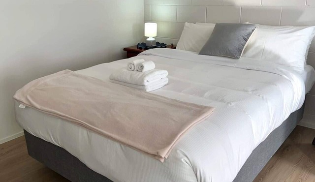 Freshly Renovated Studio with Parking, Epsom