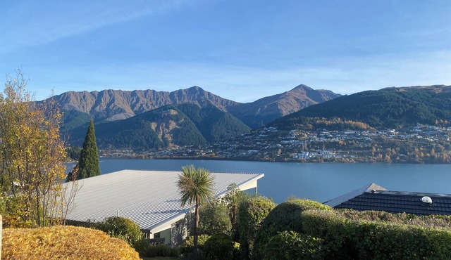 Garden apartment, lake + mountain views, sunny, near ferry to town, sleeps four in Queenstown
