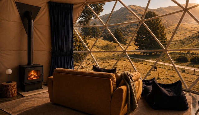 Geodome Retreat - Fireplace, Hot Tub & Mountain Views + Sauna by the river in Danseys Pass