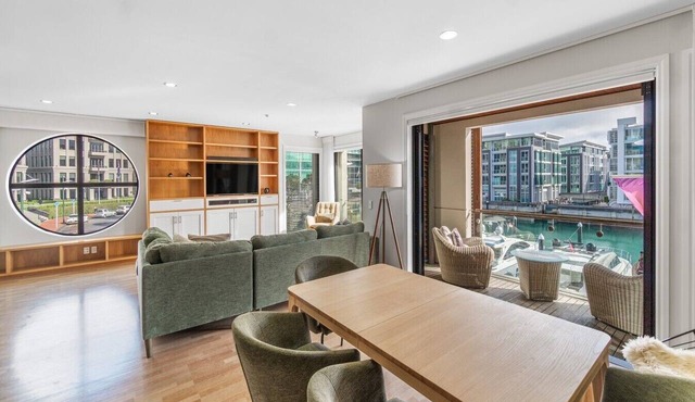 Gorgeous 2-Bed 2-Bath Harbour View Stunner in Auckland City