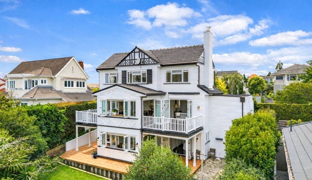 Grand Coastal Villa in Mission Bay | The Rose Cottage by Homello in Mission Bay