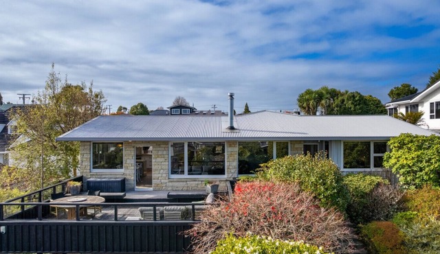 Great Lake Getaway: Your Spacious Taupo Retreat