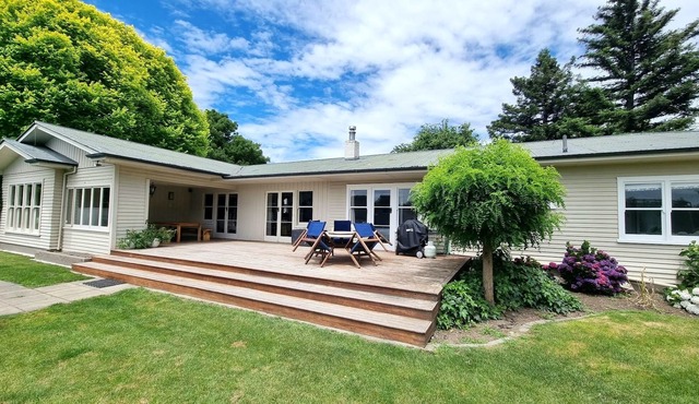 Great Private Family home on 6Ha with Pool - pets welcome on request in Central Hastings