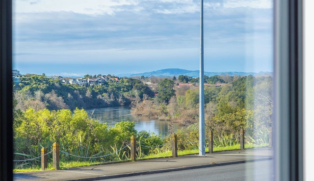Great Short-Mid Term Stay! River Views & Games Room