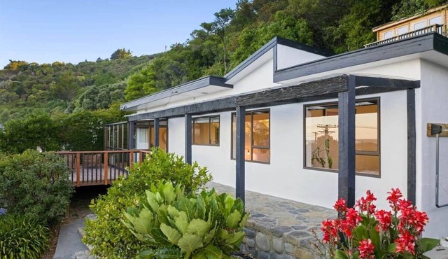 Great Views & Location | Workspace | Spa Pool in Kaikōura