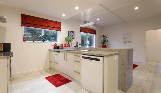 Groovy on Grey - Spa Pool, Central, Sleeps 8