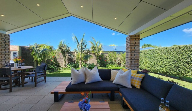 Hahei Garden Sanctuary - private, central, covered outdoor lounge, 5min to beach