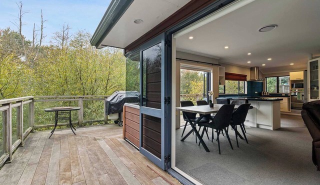 Hamilton Hideout | House + Studio, Sleeps 7 in Hamilton
