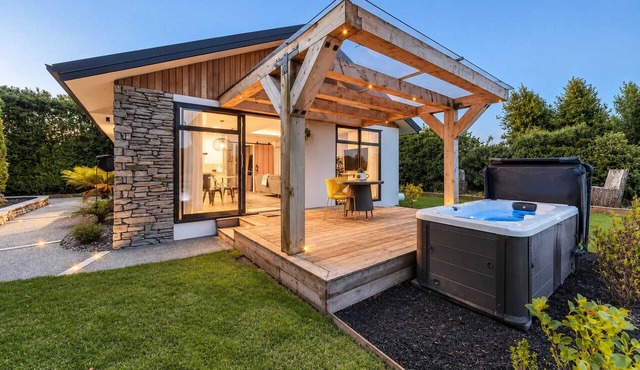 Hamptons Cottage | Hot Tub + Fireplace in Prebbleton