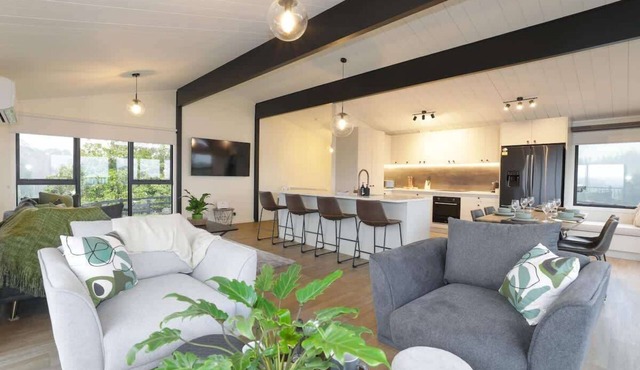 Hamurana Views - Spa, Lake Views, Sleeps 12