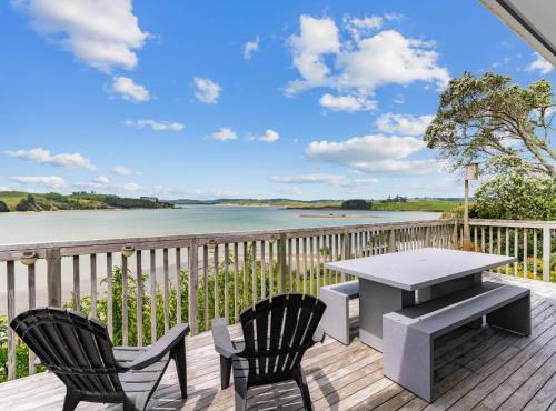 Harbour Escape - Paparoa Holiday Home in Pahi