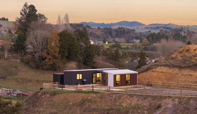 Haven Hills Retreat - Romantic, luxury off grid tiny house with stunning views. in Taumarunui