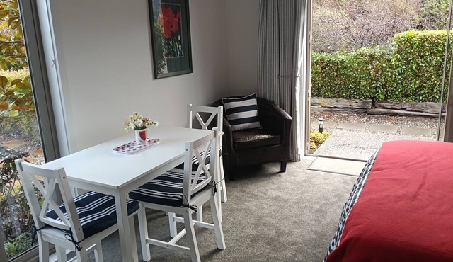 Hawea River Retreat. Magnificent private location,walking track at our gate. in Albert Town