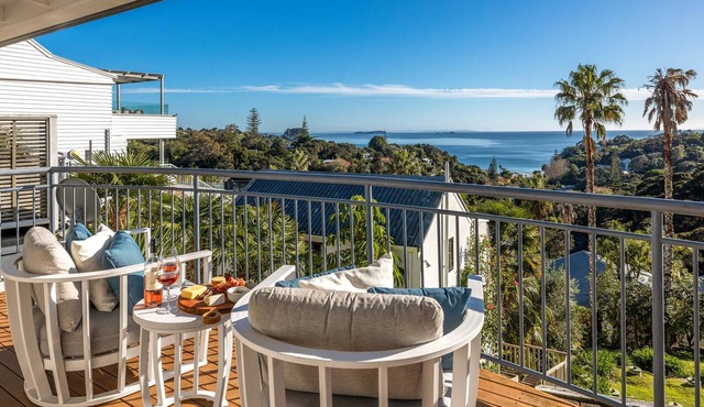 Hibiscus Hideaway - Hibiscus Hideaway is a bright, comfortable apartment set within Waiheke Resort, with sea views and a short walk to Palm Beach. Open plan living leads out to a private deck, making it an easy, well-positioned base for couples or so