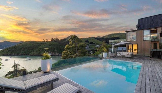 Hidden Paradise in ChCh -Pool, Spa & Harbour Views