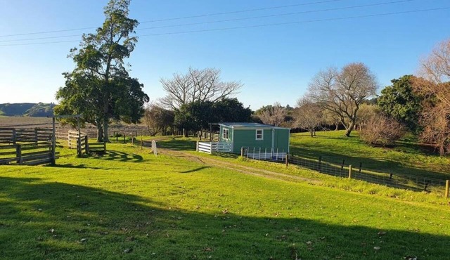 Hilltop farm cabin, private deck & sweeping views, 10 mins to Ōhope Beach