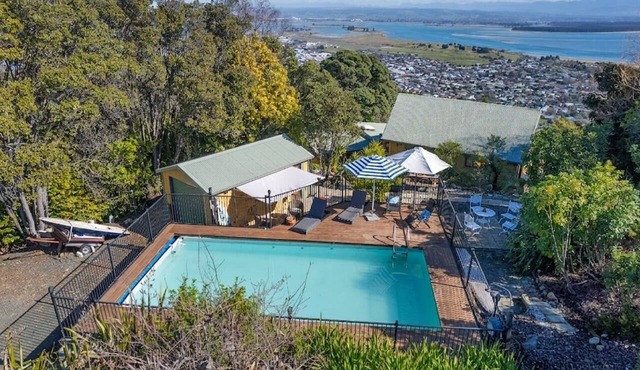 Hilltop Ocean Views - Outdoor Baths & Pool in Nelson