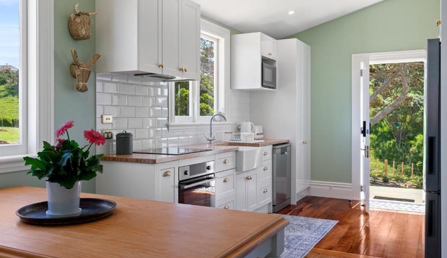 Historic Luxury Escape with Twin Outdoor Baths in Waiuku