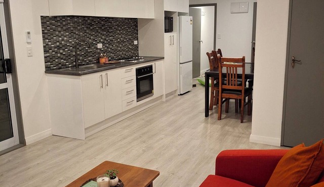 Holly's Flat Close to Ferry! Plus EV!