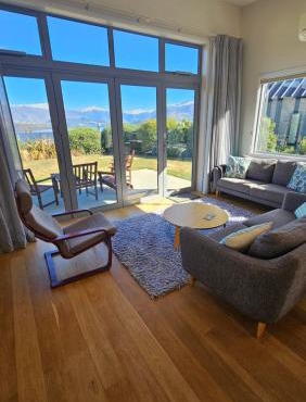 Home with Amazing Lake and Mountain Views in Wanaka