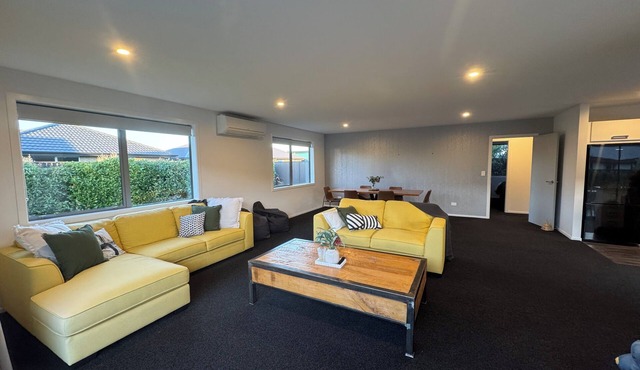 Homely vibe, 200m walk to Lake in Te Anau