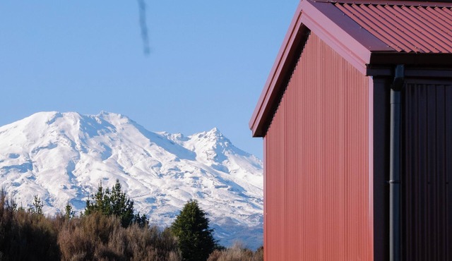 Horopito Hut with stunning views of Mount Ruapehu