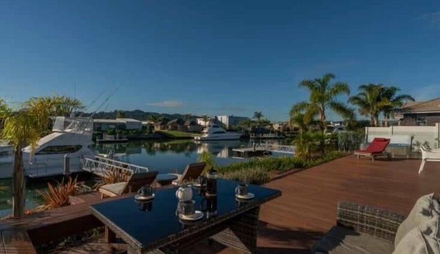 Hosts on the Coast Boost Morale on the Canal in Whitianga