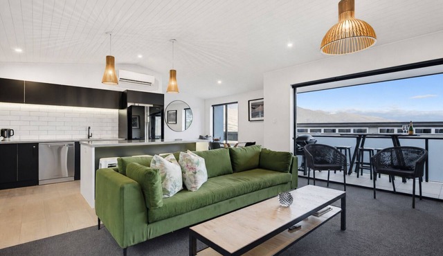 Hot Tub Retreat, 4 Ensuites, Mountain Views in Queenstown