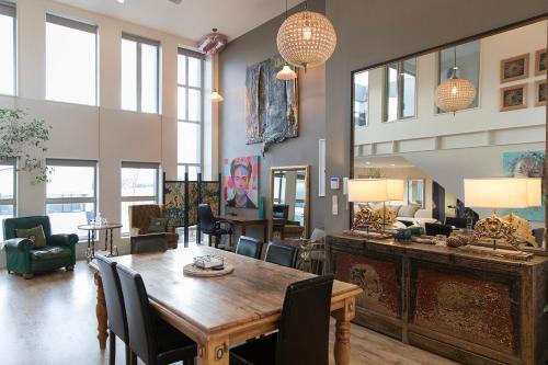 Huge Stylish Art Loft with Spa & Soaring Ceilings in Christchurch
