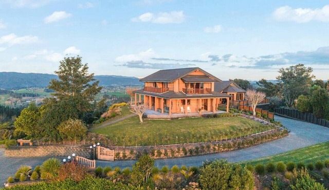 Hunua Heights Retreat with Great Views, Deck & BBQ