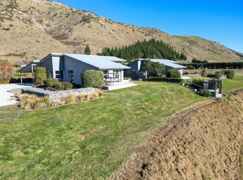 Hurunui River Retreat - Tussock Cottage in Culverden