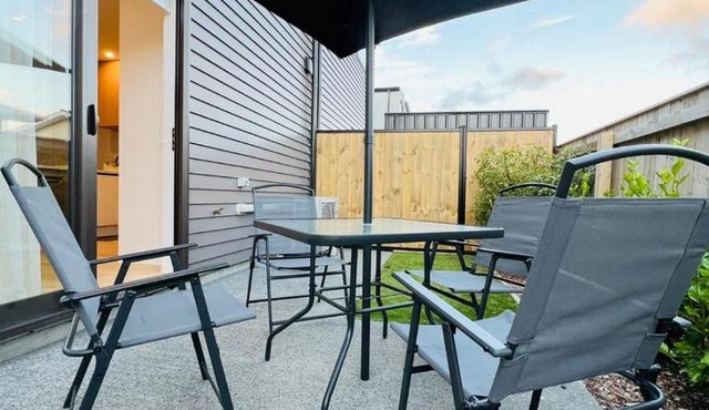 Hutt Central Modern 3-Bedroom,3- Bathroom House with Patio and Carpark- 15 Mins to Wellington CBD
