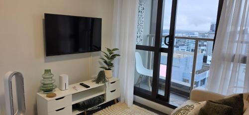 Immaculate 2BDR Central City Chic Apartment