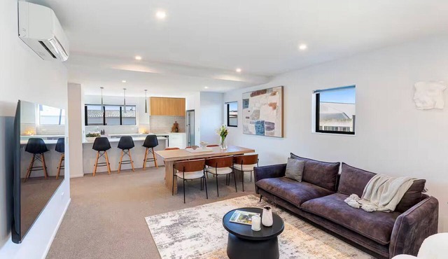 Inner City for Large Groups - Garage Parking in Christchurch